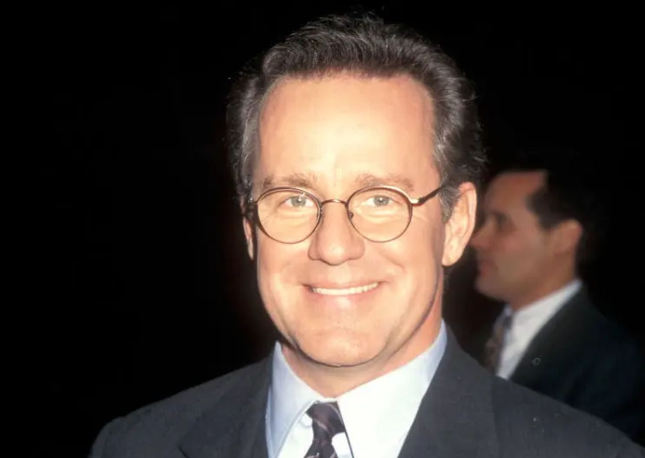 <p><strong>Фил Хартман (28 май 1998 г.)</strong>- Комикът и актьор Фил Хартман, известен с участието си в &bdquo;Saturday Night Live&ldquo; и &bdquo;Pee Wee's Playhouse&ldquo;, е застрелян и убит през 1998 г., когато е на 49 години. Извършител е съпругата му Брин, докато той спи в леглото. След това тя се самоубива. Трагедията подчертава проблемите с нелекуваните психични заболявания, злоупотребата с вещества и лесния достъп до оръжие, като остава още един пример за насилие, което се случва далеч от публичното внимание &ndash; в рамките на семейството.</p>