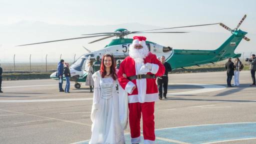 Дядо Коледа кацна с хеликоптер в София, посрещнаха го деца и полицейски кучета