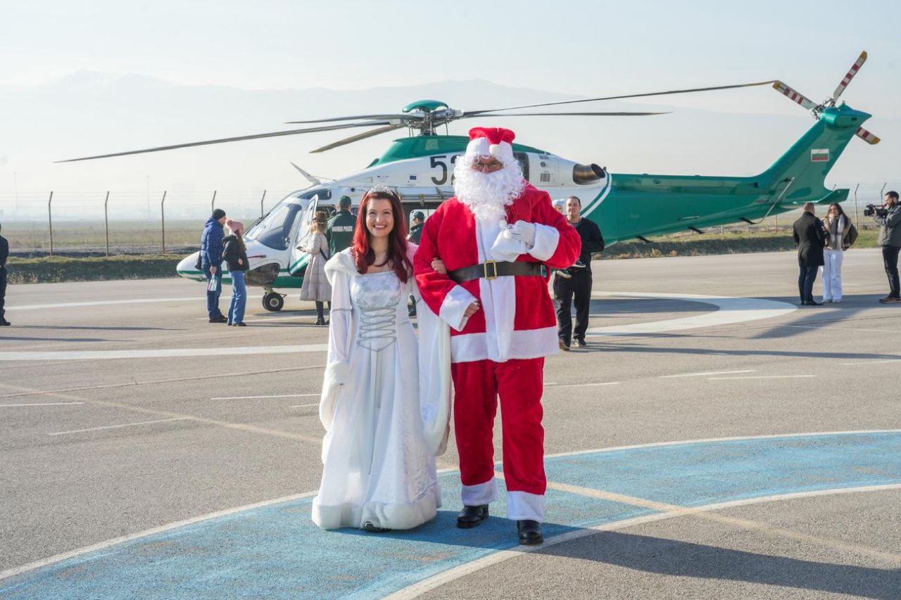 Дядо Коледа кацна с хеликоптер в София, посрещнаха го деца и полицейски кучета