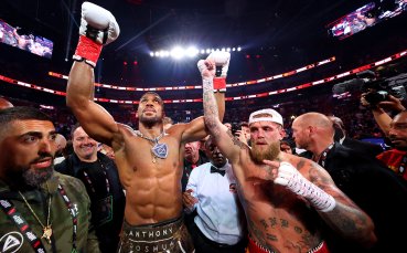 Антъни Джошуа се изпоти, но нокаутира здраво Джейк Пол в боксовото шоу в Маями! (видео + снимки)