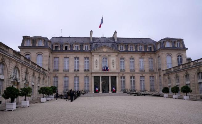Служител на Елисейския дворец отива на съд за кражба от резиденцията на Макрон