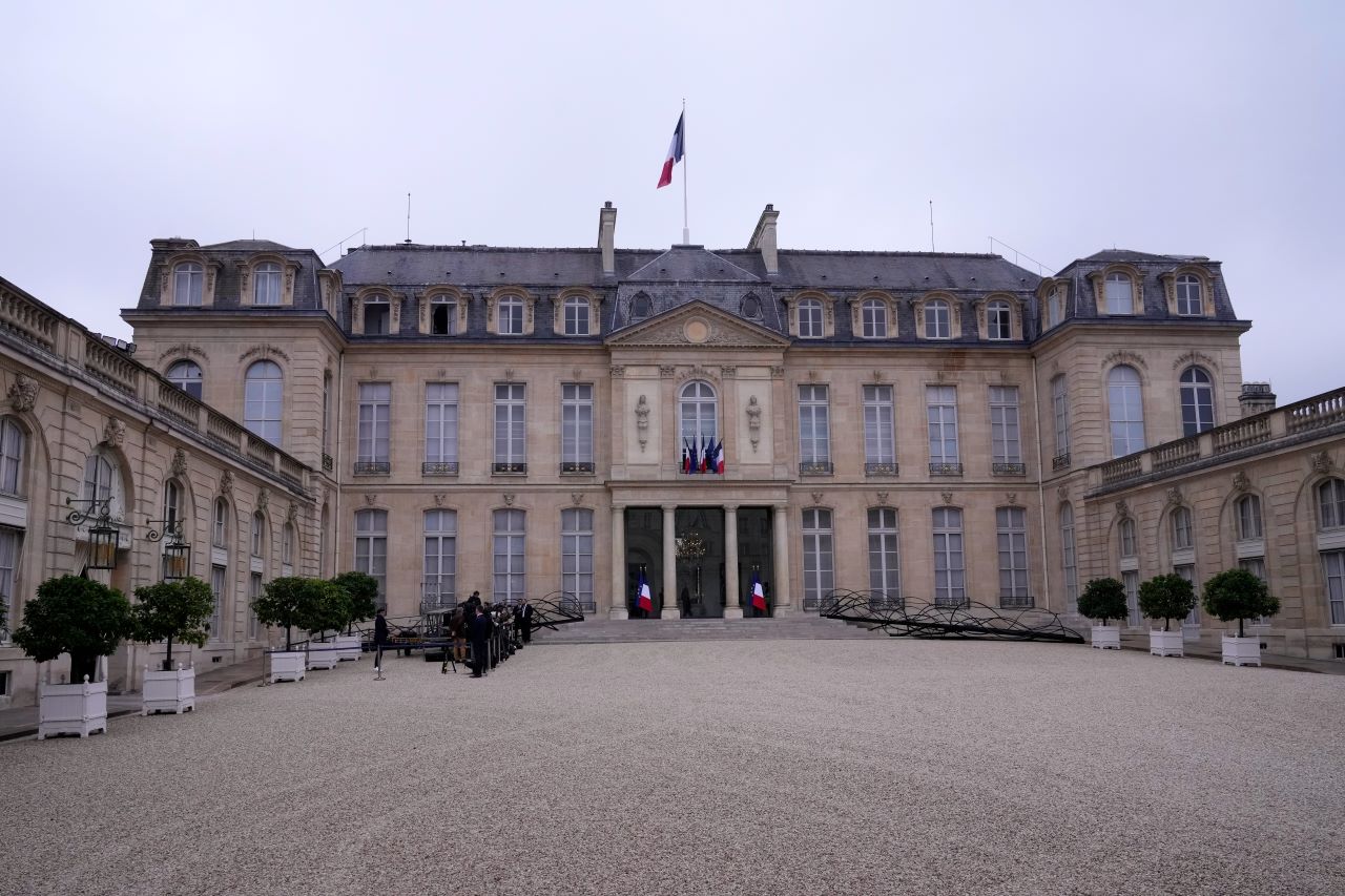 Служител на Елисейския дворец отива на съд за кражба от резиденцията на Макрон