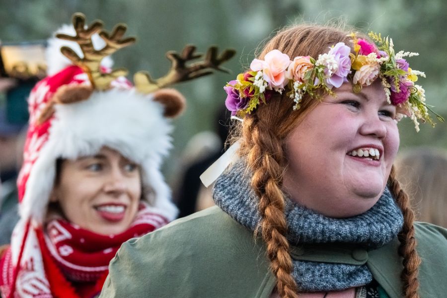 <p>Хиляди хора се събраха край Стоунхендж за зимното слънцестоене.</p>