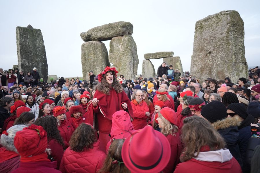 <p>Хиляди хора се събраха край Стоунхендж за зимното слънцестоене.</p>