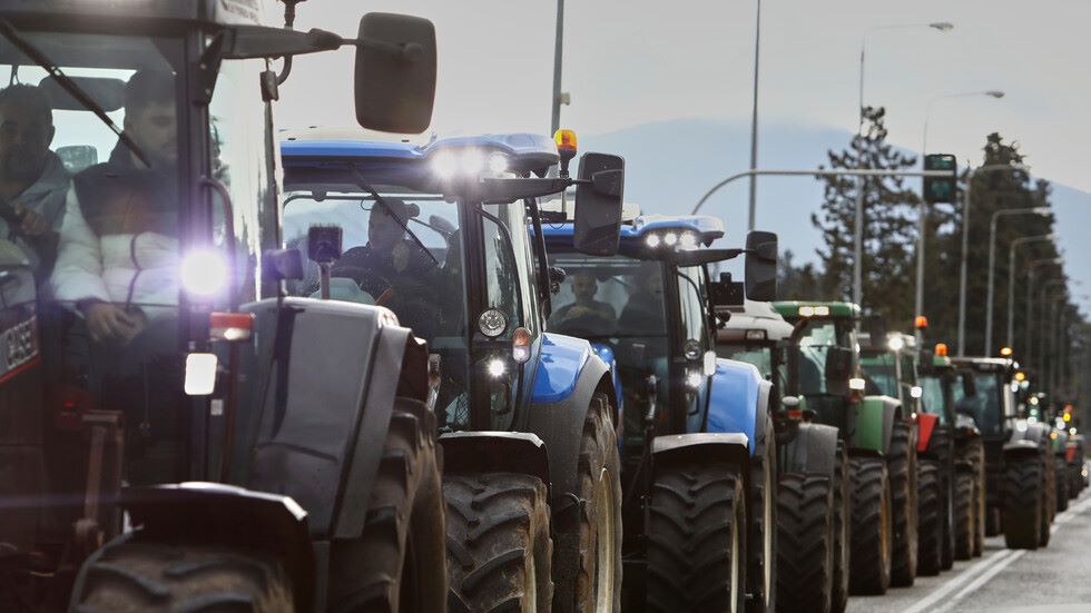 Гръцките фермери продължават с блокадите