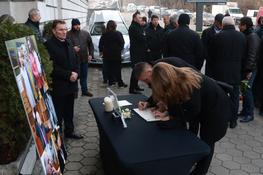 <p>Стотици се сбогуваха за последно с великия ни спортист, колекционер и дарител Боян Радев. На поклонението пред тленните останки на първия ни двукратен олимпийски шампион на Националния стадион дойдоха редица спортисти, деятели и хора от елита.</p>