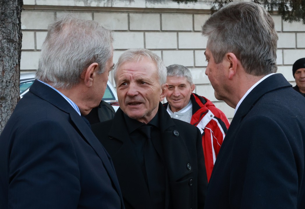 <p>Стотици се сбогуваха за последно с великия ни спортист, колекционер и дарител Боян Радев. На поклонението пред тленните останки на първия ни двукратен олимпийски шампион на Националния стадион дойдоха редица спортисти, деятели и хора от елита.</p>