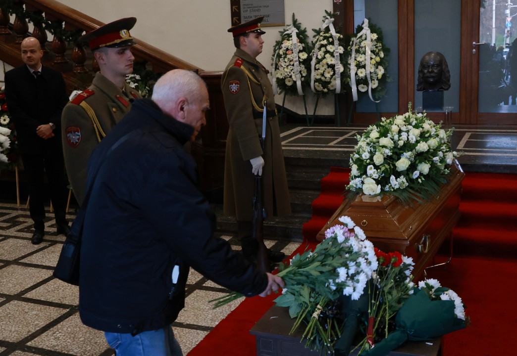 <p>Стотици се сбогуваха за последно с великия ни спортист, колекционер и дарител Боян Радев. На поклонението пред тленните останки на първия ни двукратен олимпийски шампион на Националния стадион дойдоха редица спортисти, деятели и хора от елита.</p>