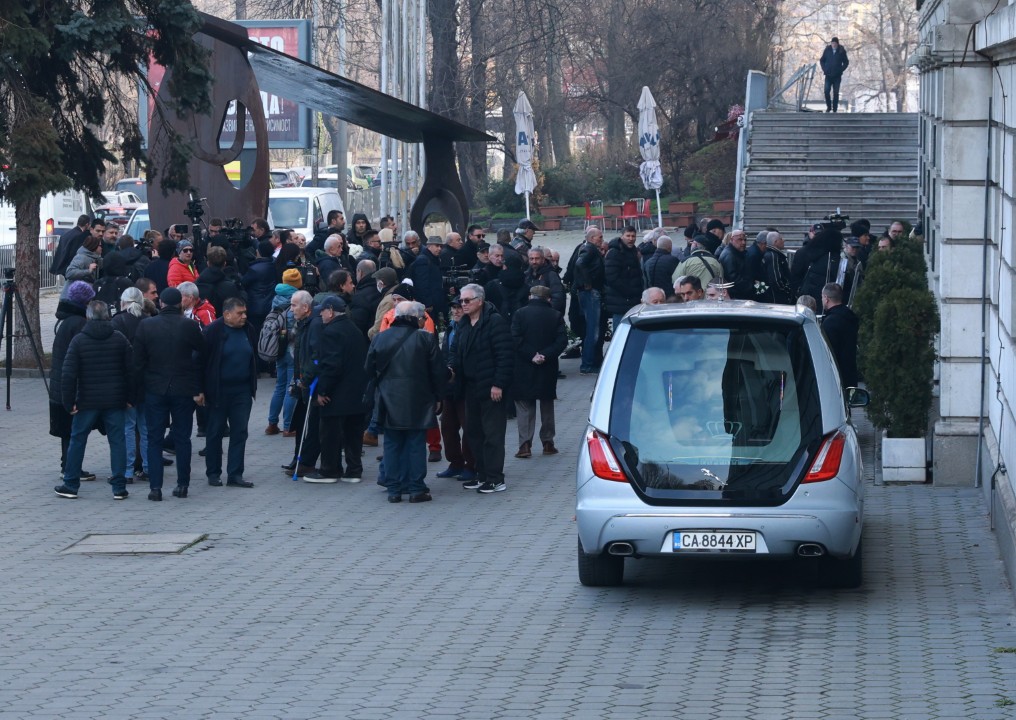 <p>Стотици се сбогуваха за последно с великия ни спортист, колекционер и дарител Боян Радев. На поклонението пред тленните останки на първия ни двукратен олимпийски шампион на Националния стадион дойдоха редица спортисти, деятели и хора от елита.</p>