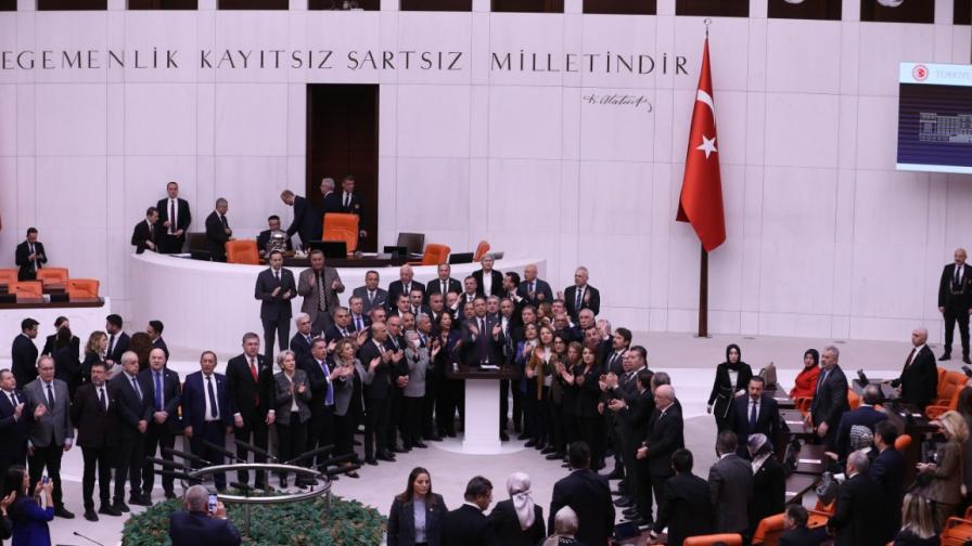 Масов бой в парламента в Турция при спор за бюджета