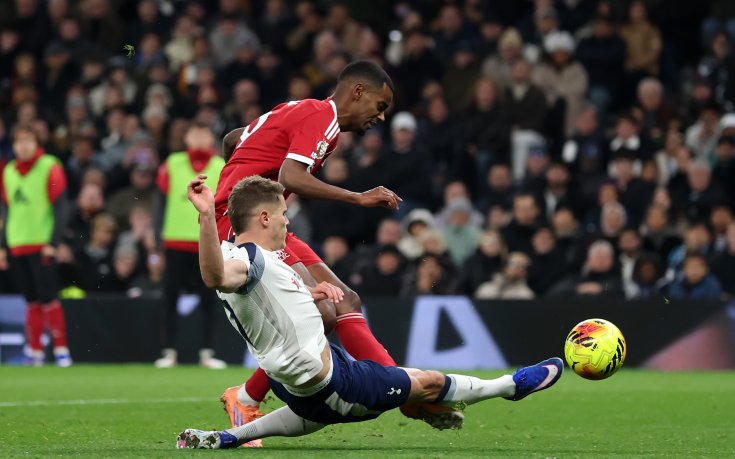 Томас Франк защити Мики ван де Вен за тежката контузия на Исак