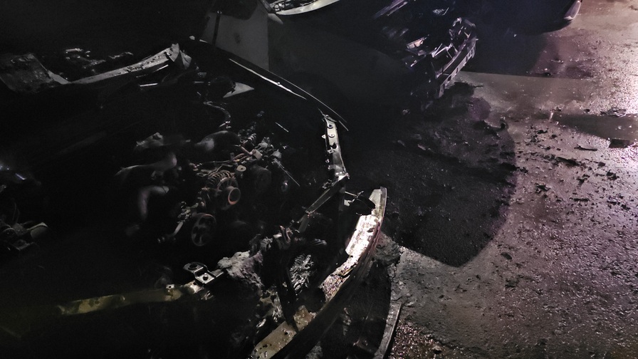 <p>Причините за случилото се се изясняват, а собствениците на колите заявиха, че до следобедните часове на 23 декември автомобилите са били в изправност</p>