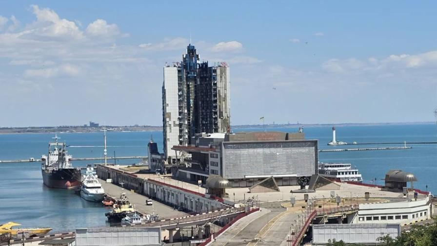 В Черно море има мазни петна след атака по пристанище Южни