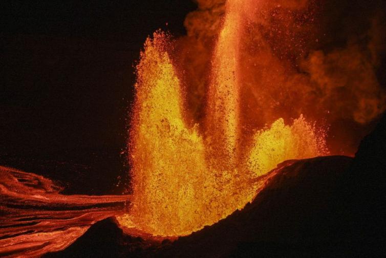 Вулканът Килауеа впечатли със зрелищни огнени фонтани от лава