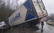ТИР катастрофира на Прохода на Републиката, движението е затруднено