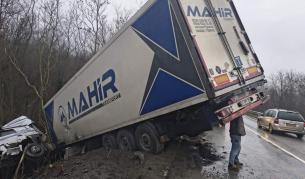 ТИР катастрофира на Прохода на Републиката, движението е затруднено