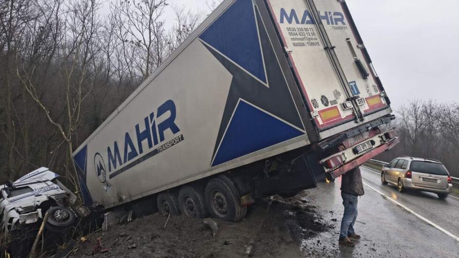 ТИР катастрофира на Прохода на Републиката, движението е затруднено