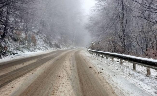 Снежна Коледа: Каква е обстановката по пътищата в страната