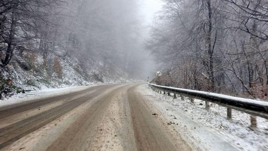 Снежна Коледа: Каква е обстановката по пътищата в страната