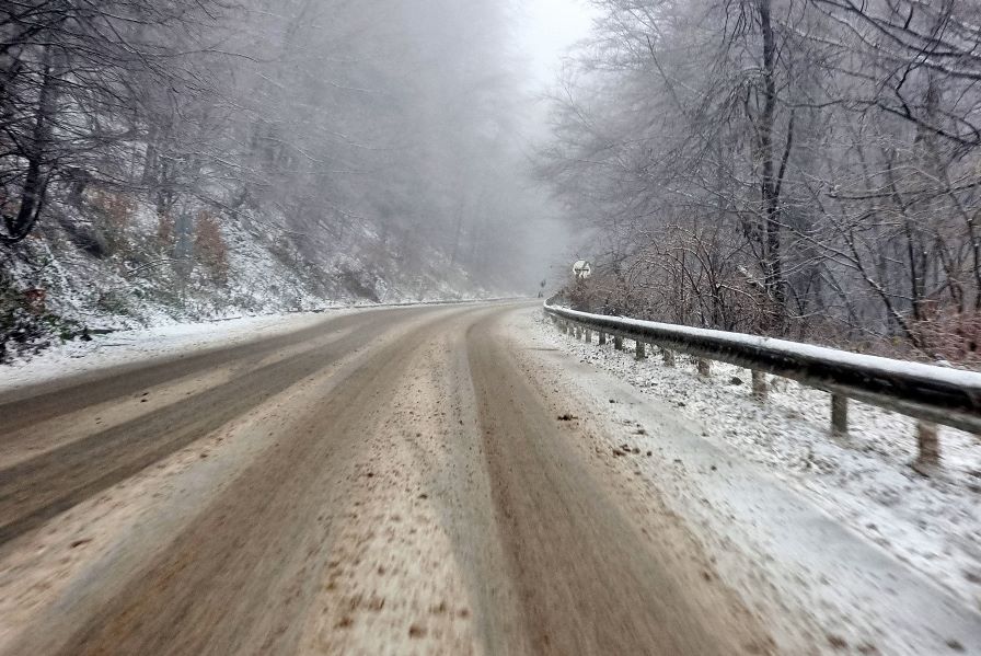 Снежна Коледа: Каква е обстановката по пътищата в страната