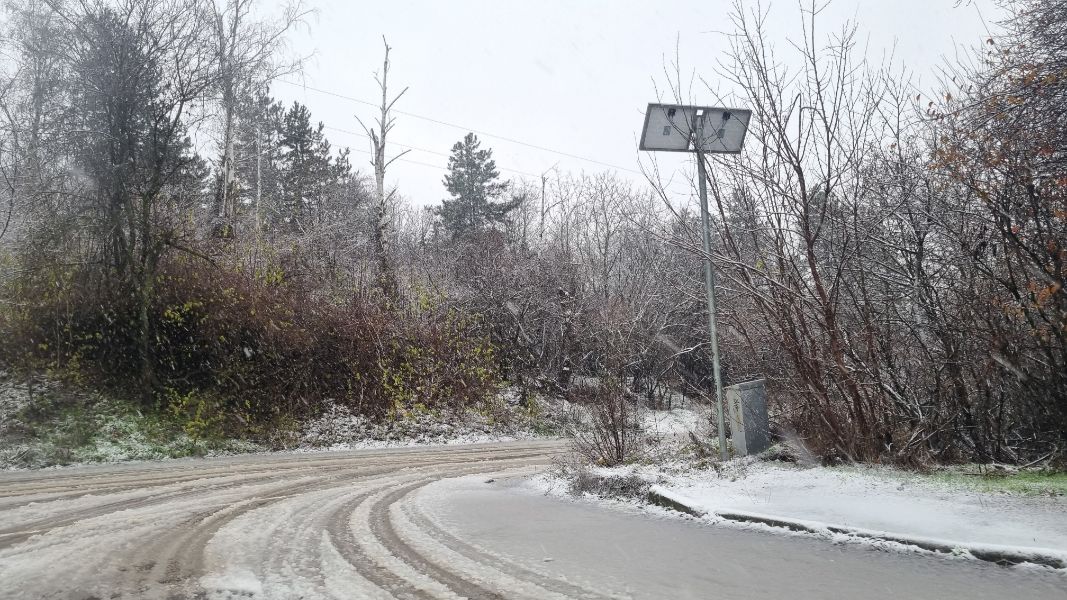 <p>Коледен сняг покри части от България - гледки от празничния ден</p>