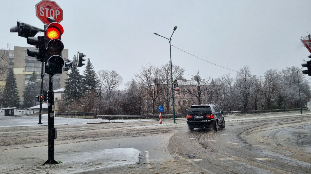 <p>Коледен сняг покри части от България - гледки от празничния ден</p>
