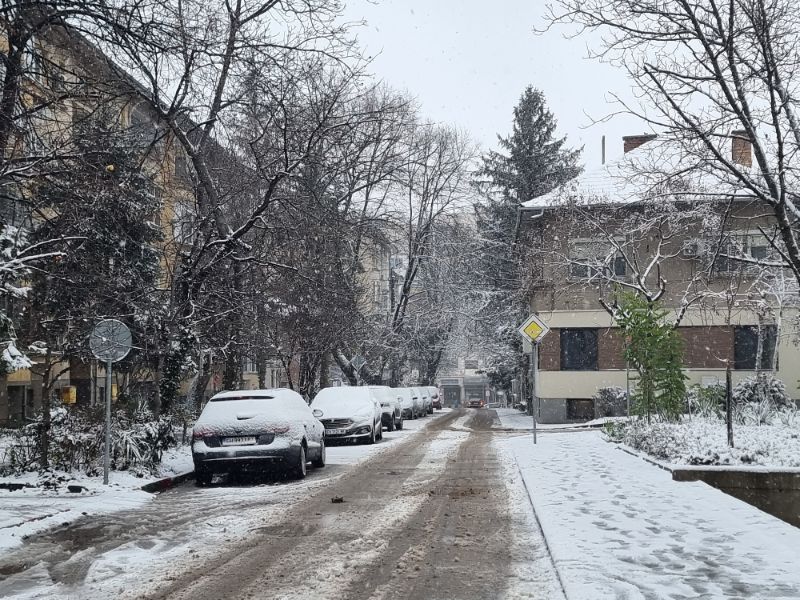 <p>Коледен сняг покри части от България - гледки от празничния ден</p>