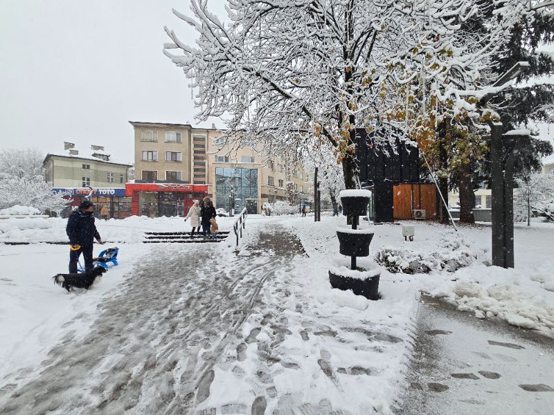<p>Коледен сняг покри части от България - гледки от празничния ден</p>