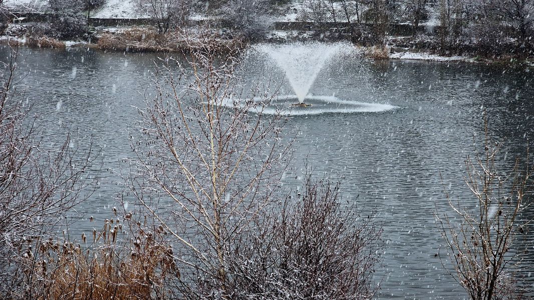 <p>Коледен сняг покри части от България - гледки от празничния ден</p>