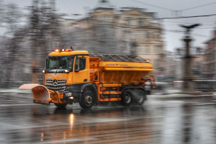 <p>Коледен сняг покри части от България - гледки от празничния ден</p>