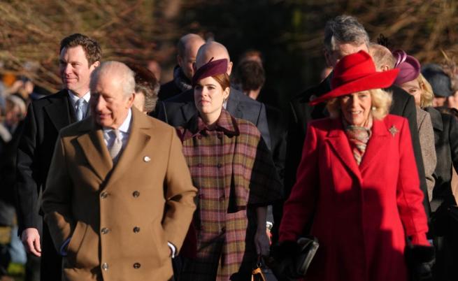 Крал Чарлз Трети заведе семейството си на църква пеша