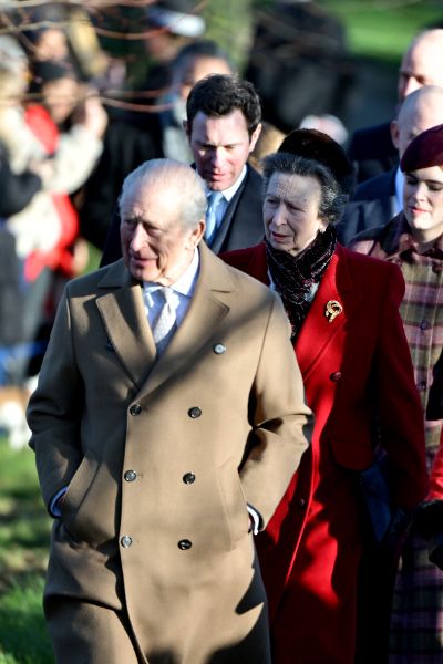 <p>Крал Чарлз Трети заведе семейството си на църква пеша.</p>