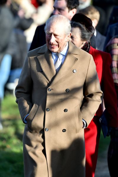 <p>Крал Чарлз Трети заведе семейството си на църква пеша.</p>