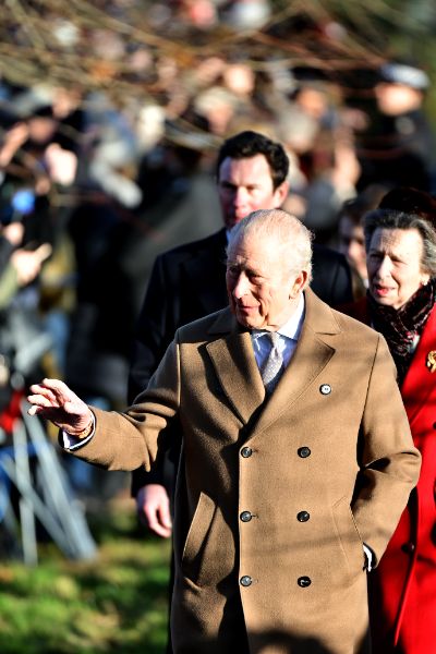 <p>Крал Чарлз Трети заведе семейството си на църква пеша.</p>