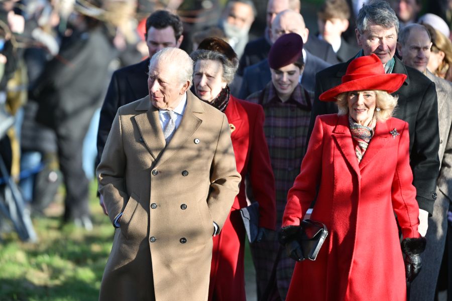 <p>Крал Чарлз Трети заведе семейството си на църква пеша.</p>