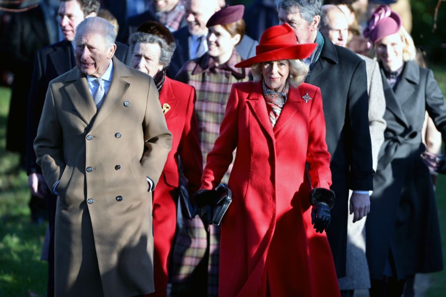 <p>Крал Чарлз Трети заведе семейството си на църква пеша.</p>