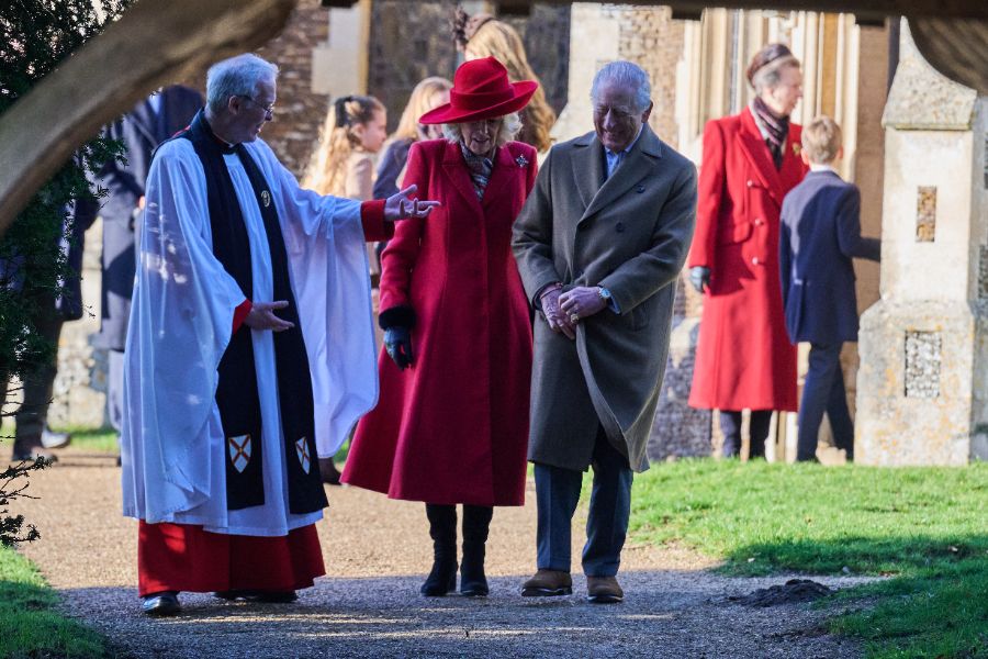 <p>Крал Чарлз Трети заведе семейството си на църква пеша.</p>