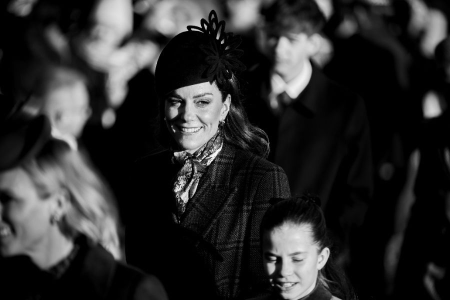 <p>Крал Чарлз Трети заведе семейството си на църква пеша.</p>