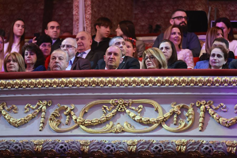 <p>Благотворителният концерт &bdquo;Българската Коледа&ldquo; и тази година събра на едно място обичани български изпълнители и млади музикални таланти. Концертът се провежда за 23-та поредна година и е под патронажа на президента Румен Радев и съпругата му Десислава Радева.</p>