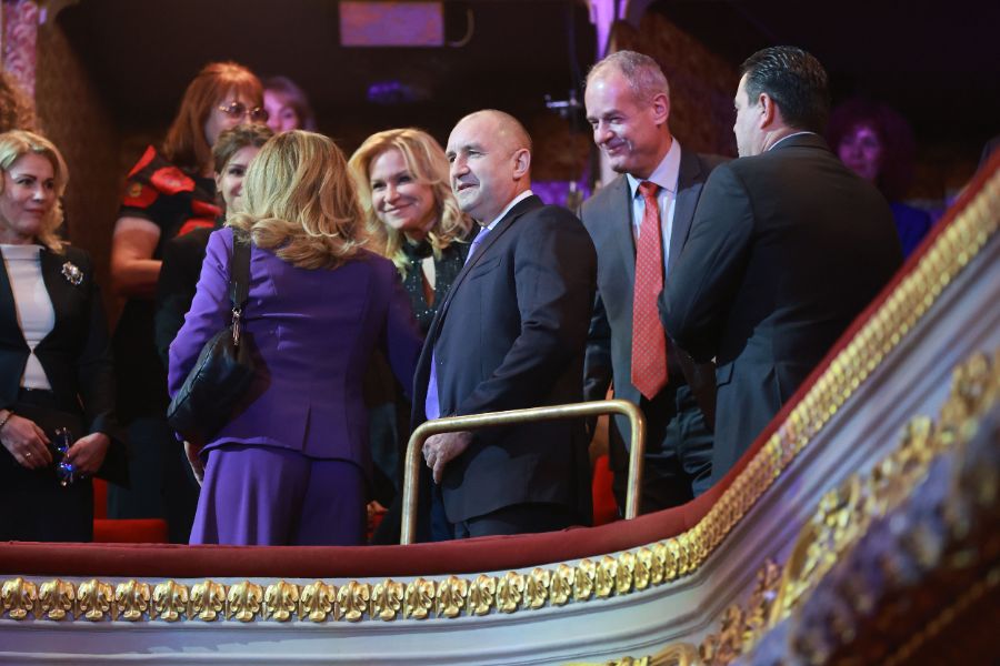 <p>Благотворителният концерт &bdquo;Българската Коледа&ldquo; и тази година събра на едно място обичани български изпълнители и млади музикални таланти. Концертът се провежда за 23-та поредна година и е под патронажа на президента Румен Радев и съпругата му Десислава Радева.</p>