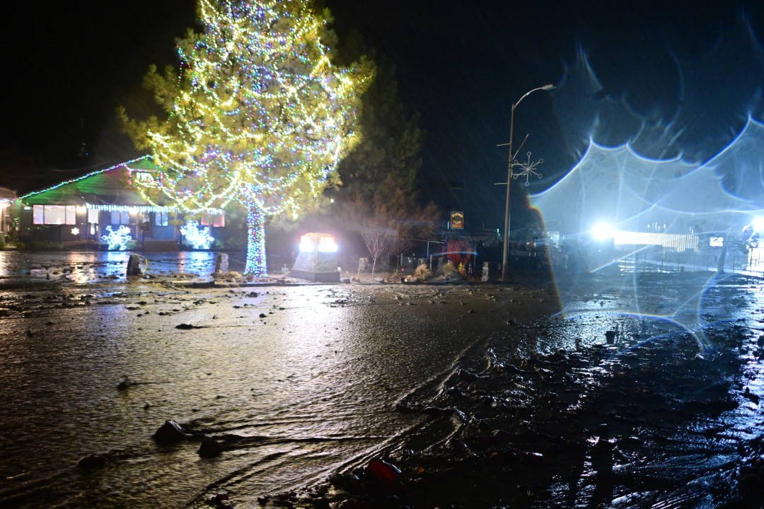 <p>Американският щат Калифорния, в който тази седмица се изляха поройни дъждове, остава изложен на опасност от внезапни опустошителни наводнения, а по крайбрежието му се очакват големи вълни. Бурите донесоха със себе си дъжд и сняг, като се очакваше днес стихията да утихне, но кодът за опасно време остава в района на Лос Анджелис. Налице е опасност от лавини в планинската верига Сиера Невада, по-специално около езерото Тахо.</p>