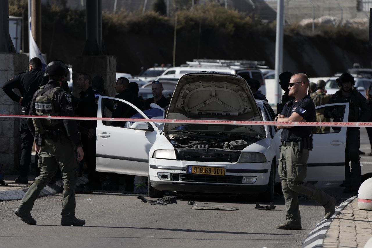 Двама убити при нападение на палестинец в Израел