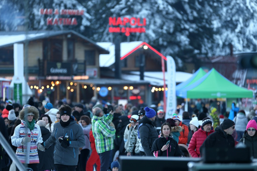 <p>Със светлинно и факелно шоу, музикална програма и забавления за най-малките бе открит зимният сезон в Боровец. През целия ден имаше различни активности, а официалното откриване се състоя привечер на специално направена сцена в центъра на курорта.</p>