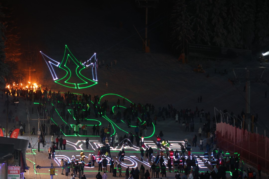 <p>Със светлинно и факелно шоу, музикална програма и забавления за най-малките бе открит зимният сезон в Боровец. През целия ден имаше различни активности, а официалното откриване се състоя привечер на специално направена сцена в центъра на курорта.</p>