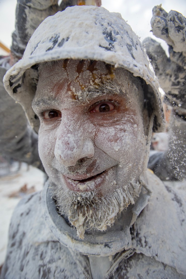 <p>Всеки 28 декември испанското градче Иби се превръща в &bdquo;бойно поле&ldquo; по време на 200-годишния фестивал Els Enfarinats, където местни жители и туристи инсценират преврат и се замерят с брашно, яйца и фойерверки, а събраните &bdquo;глоби&ldquo; даряват за благотворителност</p>