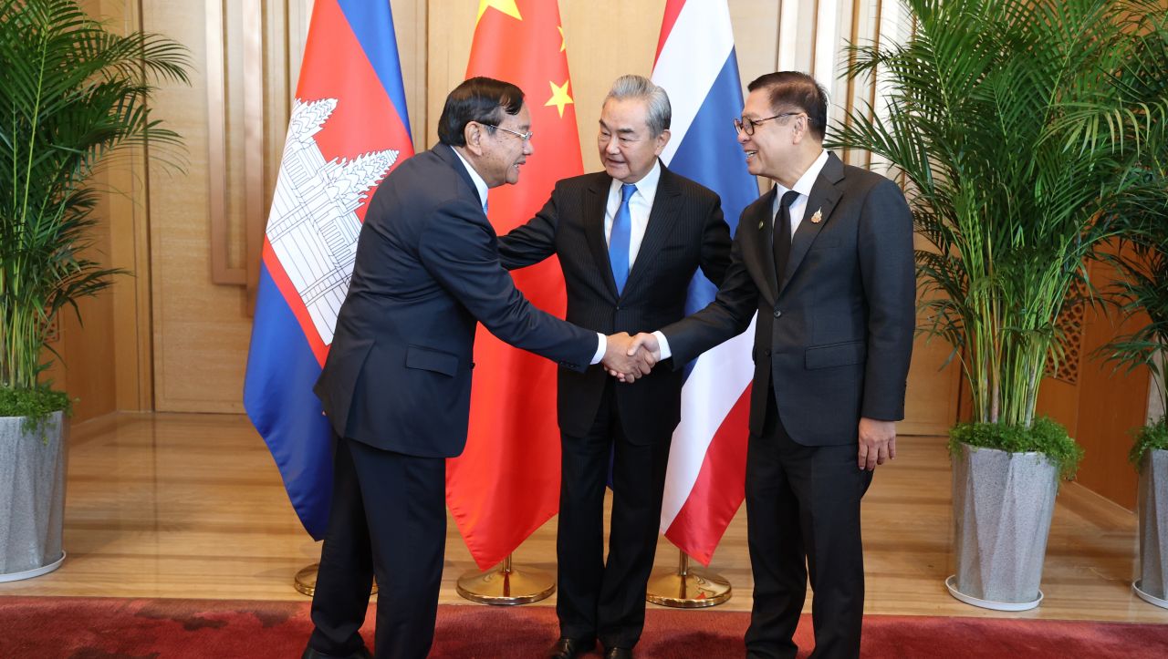 Тайланд и Камбоджа се споразумяха да "укрепят примирието" по време на преговори в Китай
