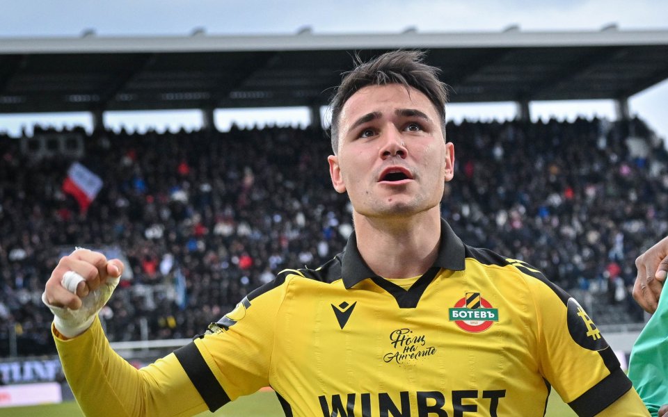 Още един клуб гледа към Янис Карабельов