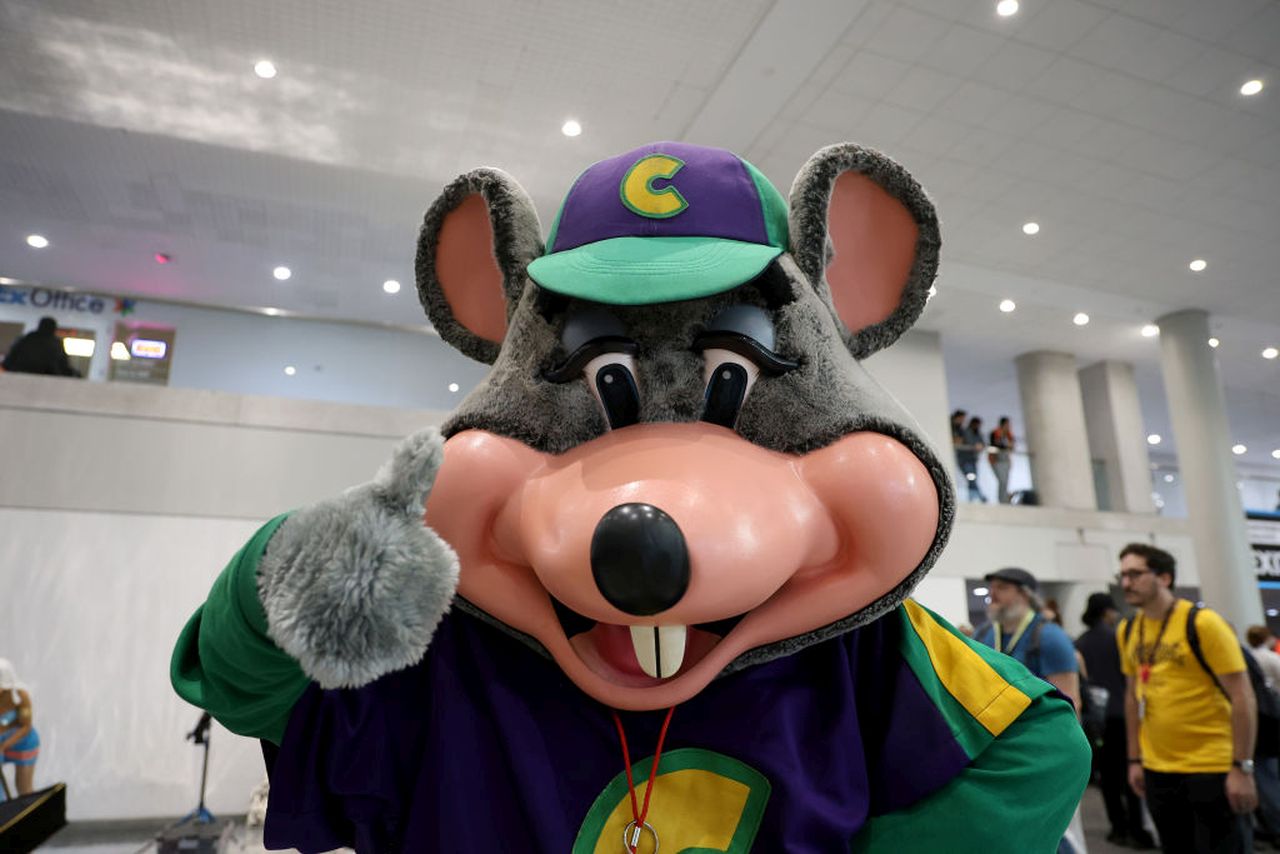 <p><strong>Полиция арестува Chuck E Cheese &ndash; пред десетки деца</strong>- В Талахаси служител в костюм на Chuck E Cheese бе арестуван с белезници &ndash; пред деца, които гледаха ужасено и викаха: <em><strong>&bdquo;Чък И, не!&ldquo;</strong></em> Оказа се, че обвиняем е човекът под маската &ndash; използвал открадната кредитна карта. В доклада полицаят дори записал, че при ареста продължавал да казва: <em><strong>&bdquo;Чък И, ела с мен, Чък И.&ldquo;</strong></em></p>