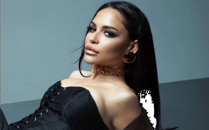 Секси певица омая вратар