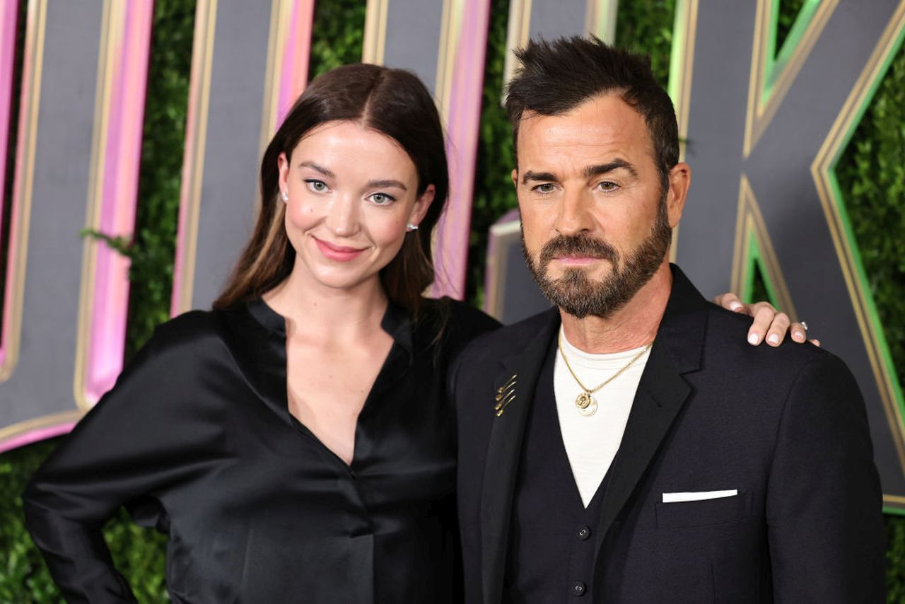 <p><strong>Джъстин Теру и Никол Брайдън Блум</strong>- Сватбата на Джъстин Теру и Никол Брайдън Блум беше толкова скромна, колкото и самата им връзка. Новината изплува през март, след като TMZ публикува снимки, на които двамата танцуват на плажа. Теру беше в класически смокинг с кремаво сако, а Блум &ndash; в ефирна бяла рокля с гол гръб. Първите слухове за романса им тръгнаха през февруари 2023 г., а година по-късно се появиха заедно на червения килим на партито на Vanity Fair Oscars. Четири месеца по-късно Теру ѝ предложи брак в Италия с пръстен, украсен с 4-каратов диамант с изумруден шлиф.</p>